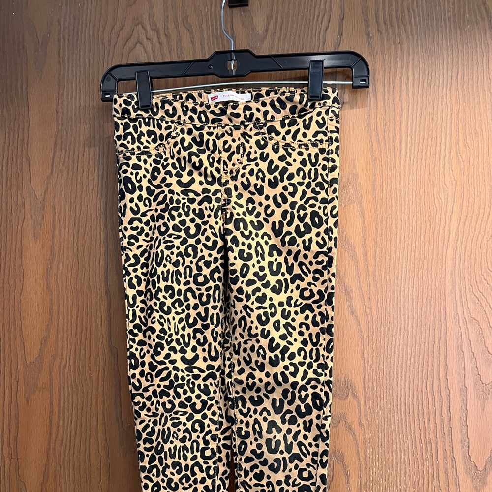 Levi’s girl’s animal print pants. 4 pockets, adjustable waist. Size 7